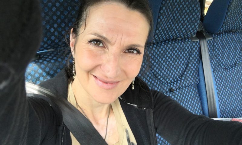 Kathrin Clara Jantke im Auto auf dem Weg zu einem Auftritt, sie lächelt