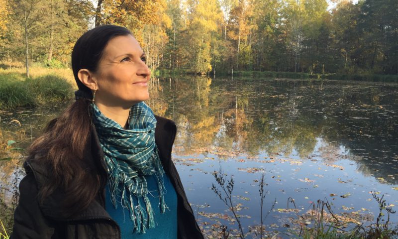 Kathrin Clara Jantke am See , schaut in den Himmel und genießt die Ruhe