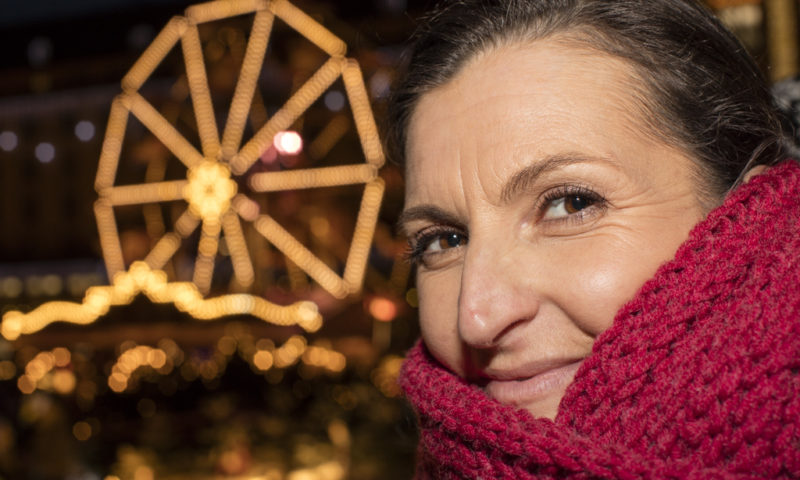 Kathrin Clara Jantke vor dem Riesenrad auf dem Weihnachtsmarkt in Dresden