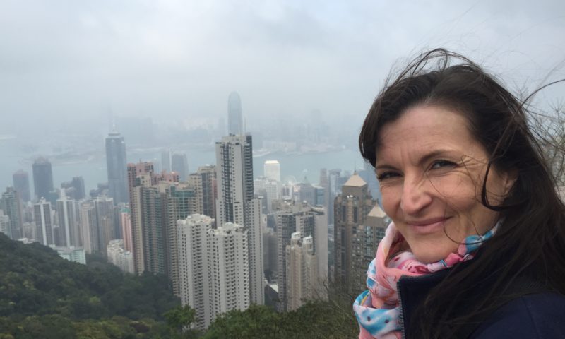 Kathrin Clara Jantke auf dem Victoria Peak schaut auf die Skyline von Hongkong