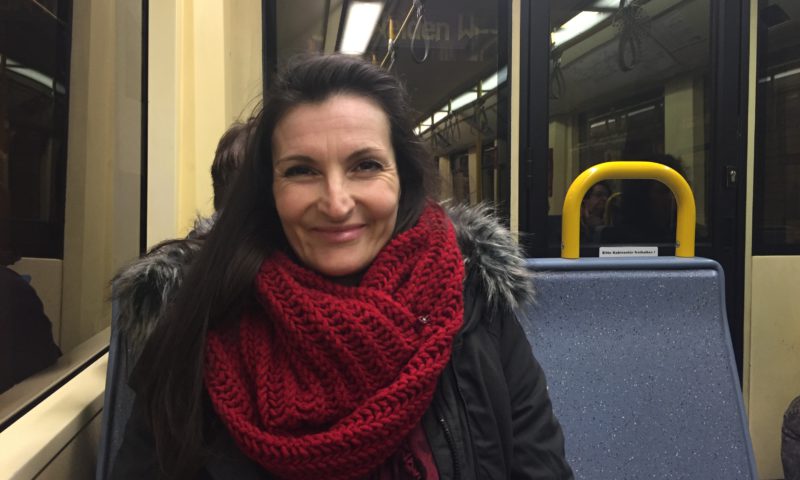 Kathrin Clara Jantke sitzt in der S-Bahn und fährt durch Berlin