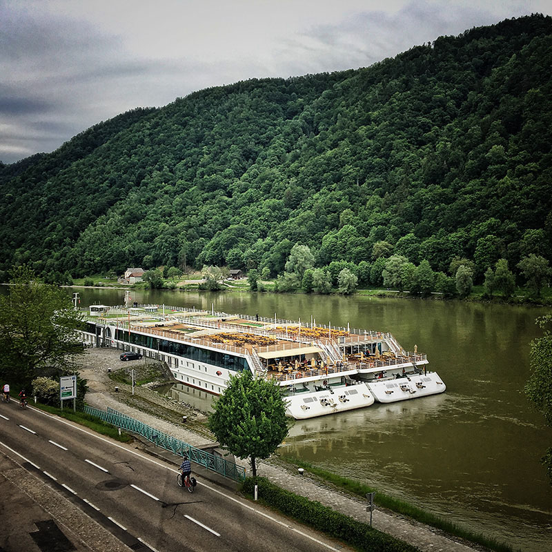 Vom Hotelfenster aus kann man die Arosa Riva schon auf der Donau liegen sehen.