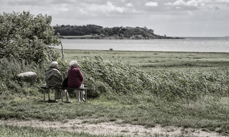 Fotografie INsel Rügen - in einer BUcht sitzen zwei ältere Damen