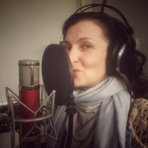 Clara singt im Tonstudio ein Lied ins Mikrofon