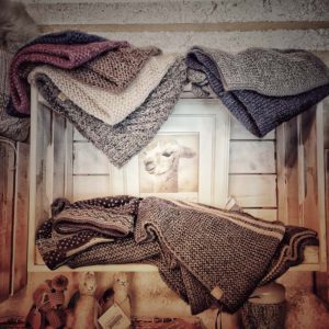 Vielfätige Farebn udn Produkte aus Alpkaka Wolle im Alpaka Lädchen