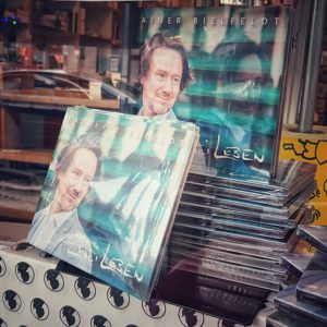 CDs von Rainer Bielfeldt im Schaufenster der Nicoalischen Buchhandlung